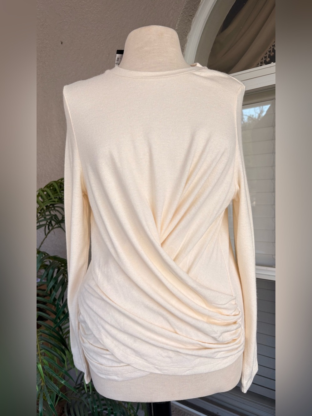 Women’s Cream Long-Sleeve Twist-Front Tee